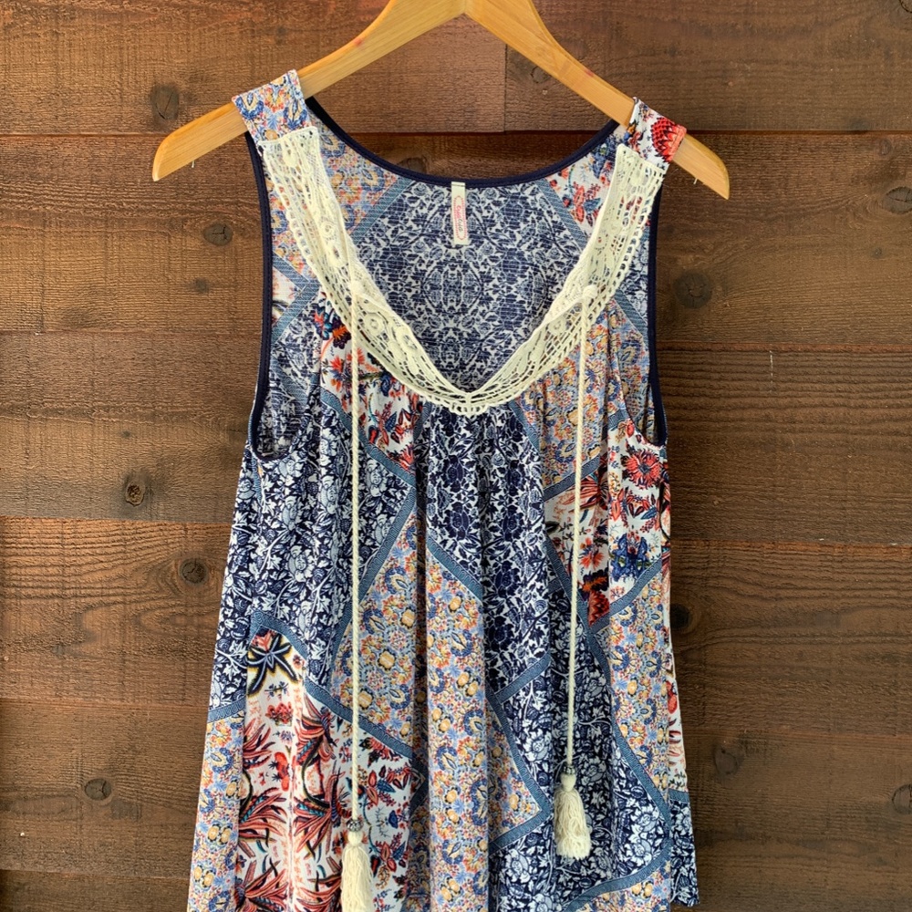 Tria Tria Women's M Sleeveless Scoop Chrochet Neck Red Blue Cream